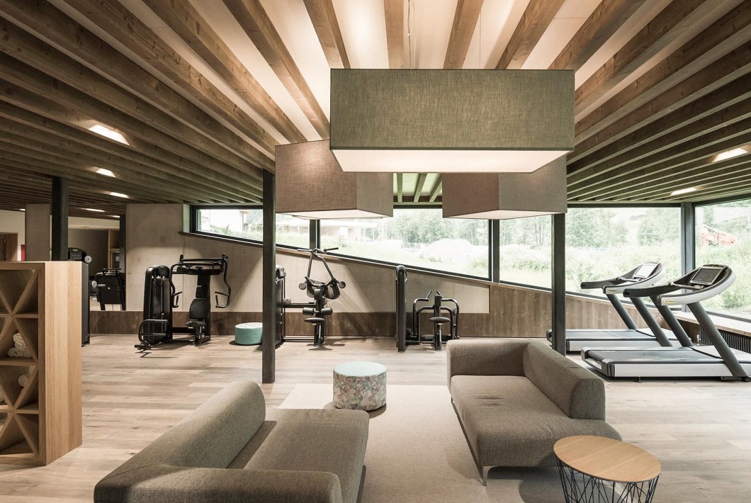 La sala fitness perfettamente attrezzata dell'Hotel Feuerstein in Alto Adige, specializzato in yoga
