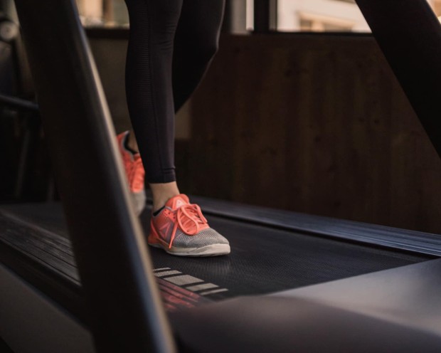 Allenamento di corsa nella sala fitness dello Yoga Hotel Feuerstein in Alto Adige