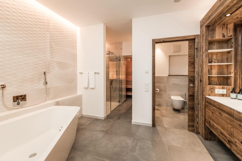 Großzügige Badewanne mit Dusche