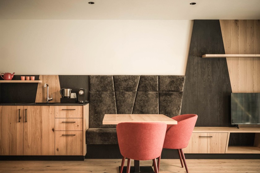 Esstisch mit zwei Stühlen und kleiner Ablage mit Waschbecken