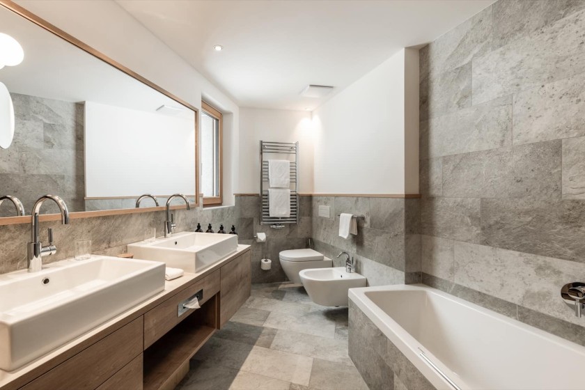 Dolomit double room Bathroom with bathtub and double washbasin