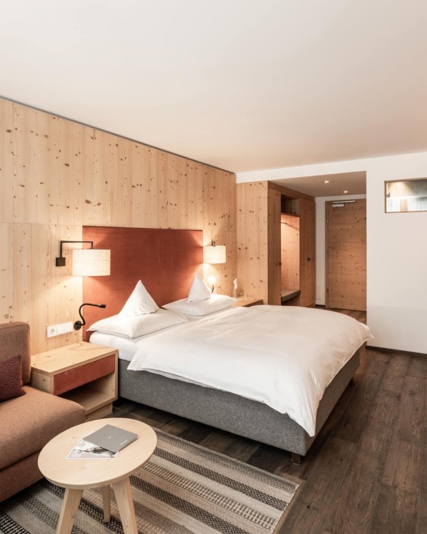 Doppelbett mit kleiner Couch und kleinem runden Tisch