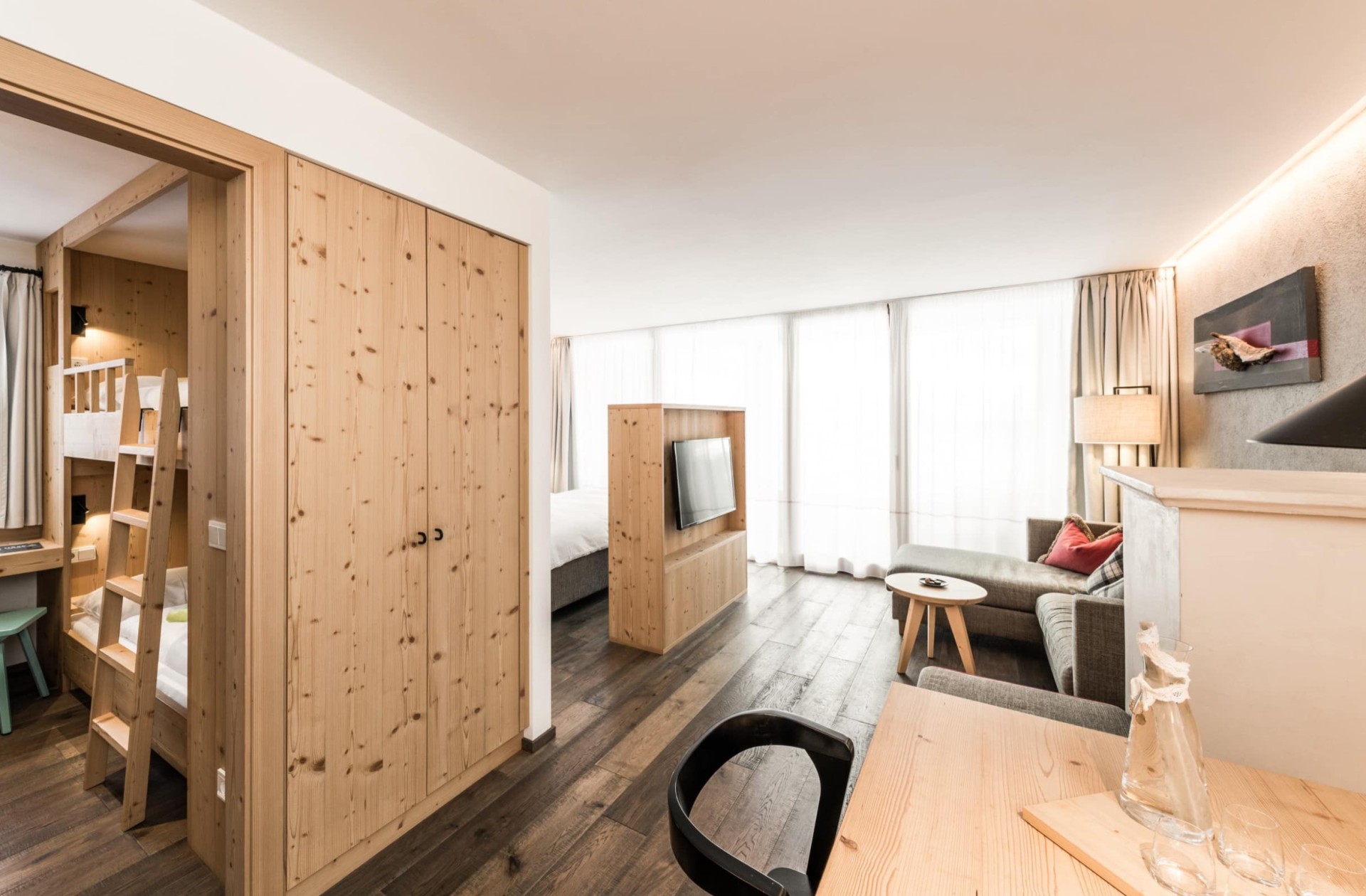 Suite familiare con TV, tavolo da pranzo e cameretta con letto a castello