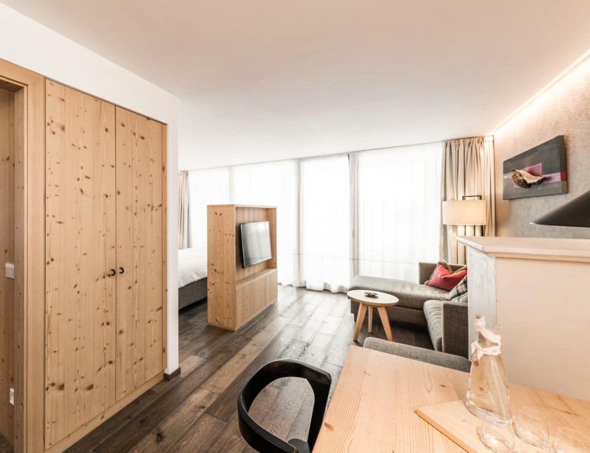 Suite familiare con TV, tavolo da pranzo e cameretta con letto a castello