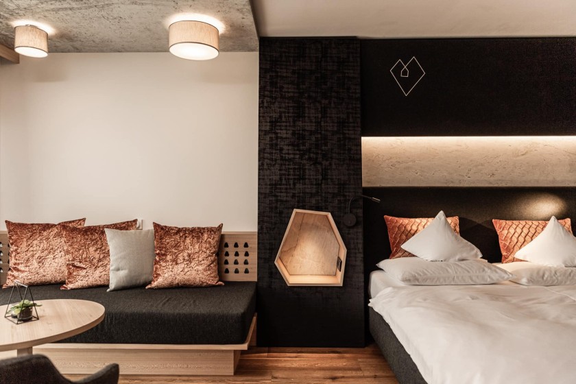 Couch mit rundem Tisch und Doppelbett