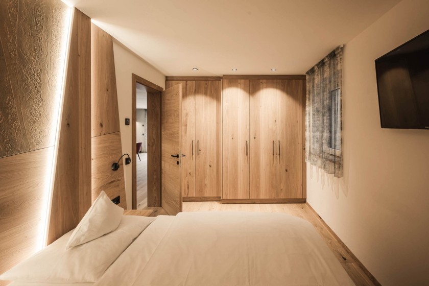 Einzelbett mit Holzkleiderschrank