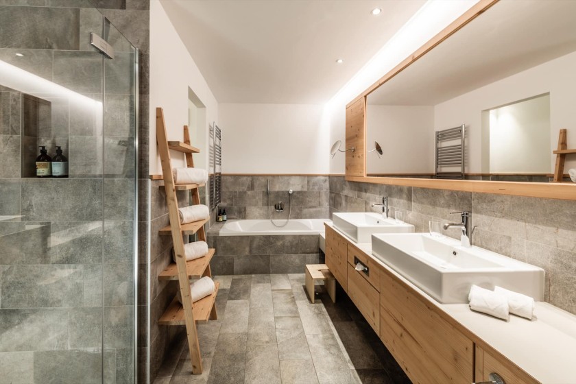 Bagno con vasca e doppio lavabo