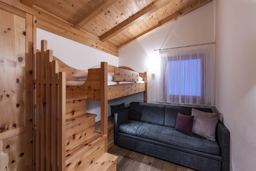 Zimmer mit Bett & Couch