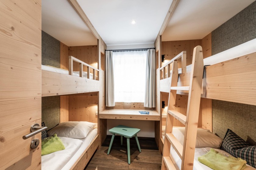 Cameretta con due letti a castello e finestra