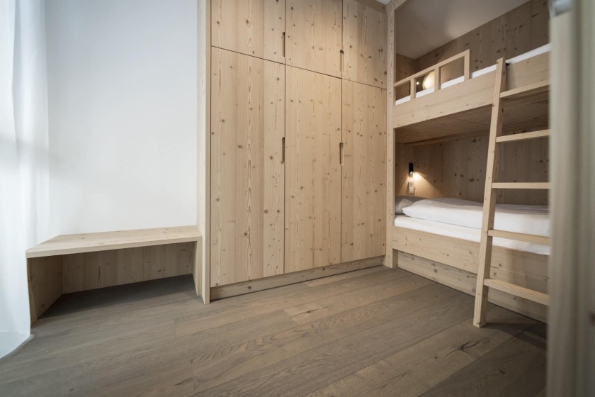 Stockbett mit Kleiderschrank