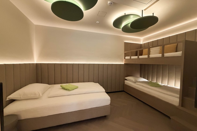Großzügiges Kinderzimmer mit Einzelbett und Stockbett