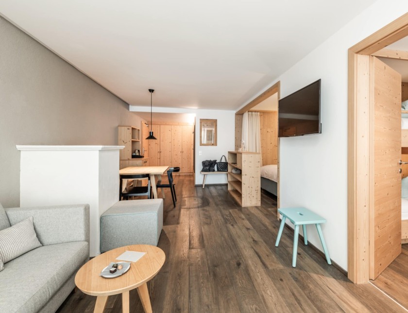 Suite Alpenjade con divano, letto a castello e tavolo da pranzo