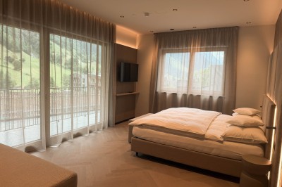 Elternschlafzimmer von Familiensuite mit super Aussicht auf die Berge