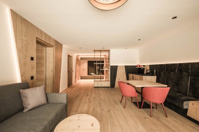 Familiensuite Rosenquarz mit Couch, kleiner Esstisch und großer Wohnbereich