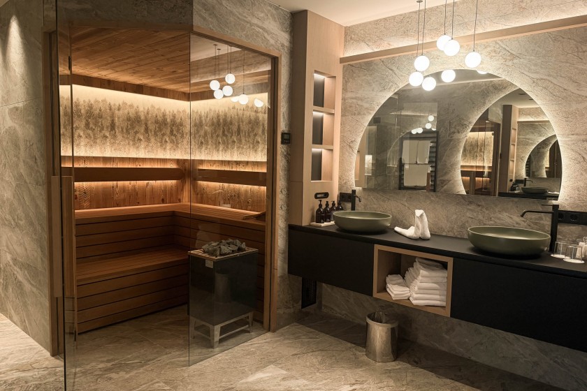 Luxus Badezimmer von Familiensuite mit viel Licht, wunderschöne Fliesen und Sauna