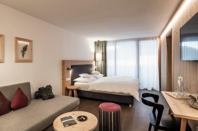 Familienzimmer Amethyst mit Doppelbett, Couch und Schreibtisch
