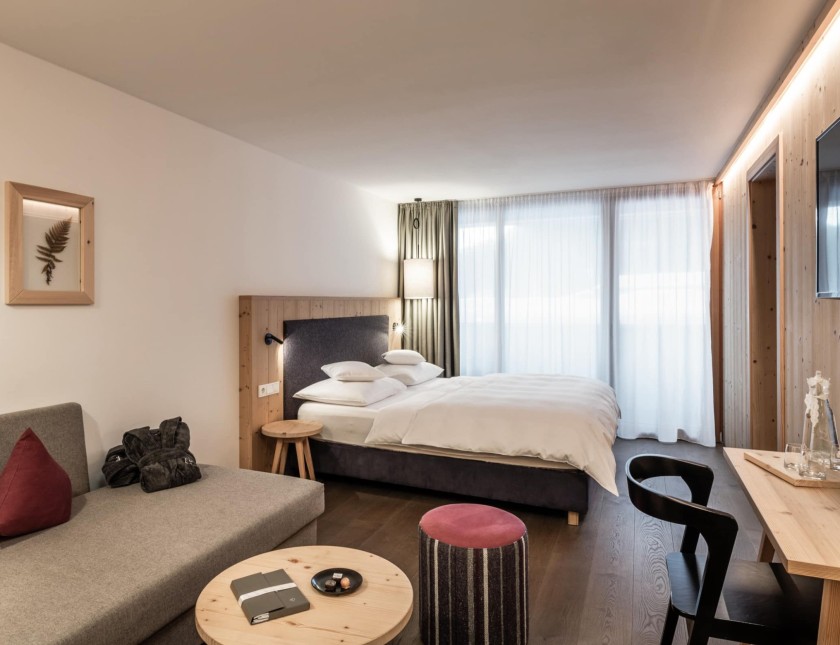 Camera familiare Amethyst con letto matrimoniale, divano e scrivania