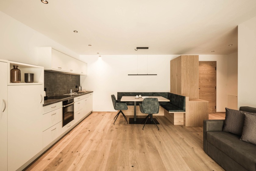 Familienzimmer Mondstein mit Küchentisch und großer Küche