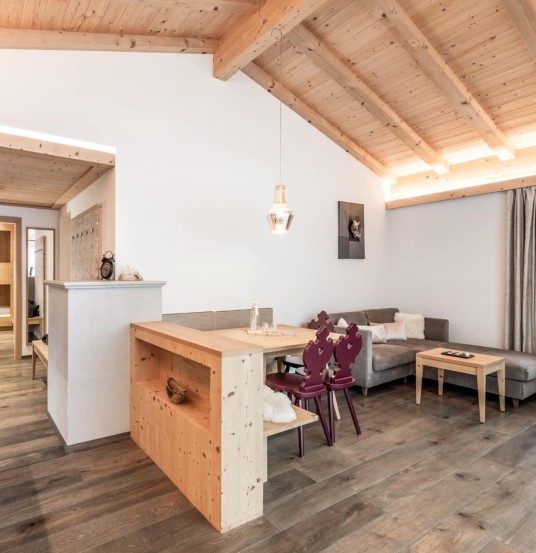 Blick ins Chalet mit Esstisch und Stühlen