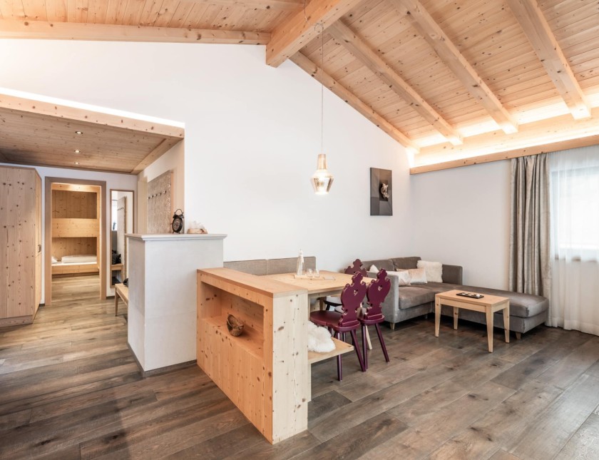 Blick ins Chalet mit Esstisch und Stühlen