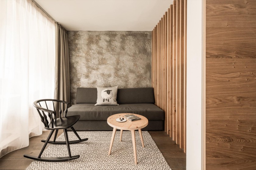 Divano con poltroncina e tavolino in una zona soggiorno