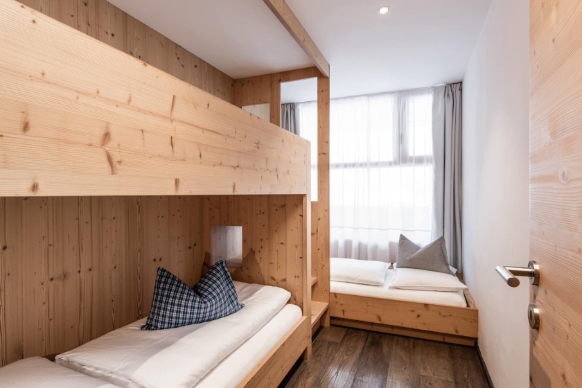 Stockbett mit Fensterblick