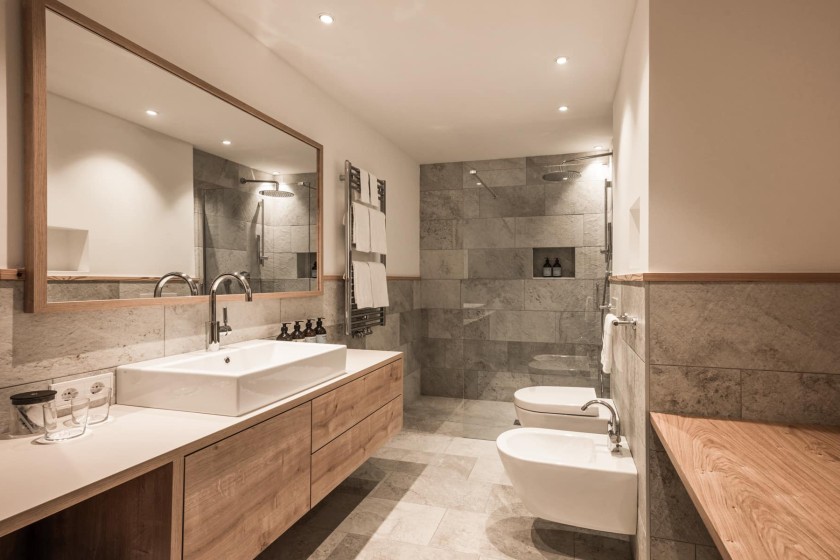 Bagno spazioso con doppio lavabo, doccia, WC e bidet