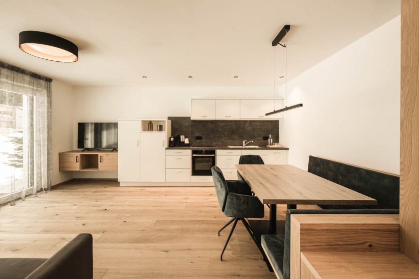 Familienzimmer Mondstein mit Küche und Esstisch