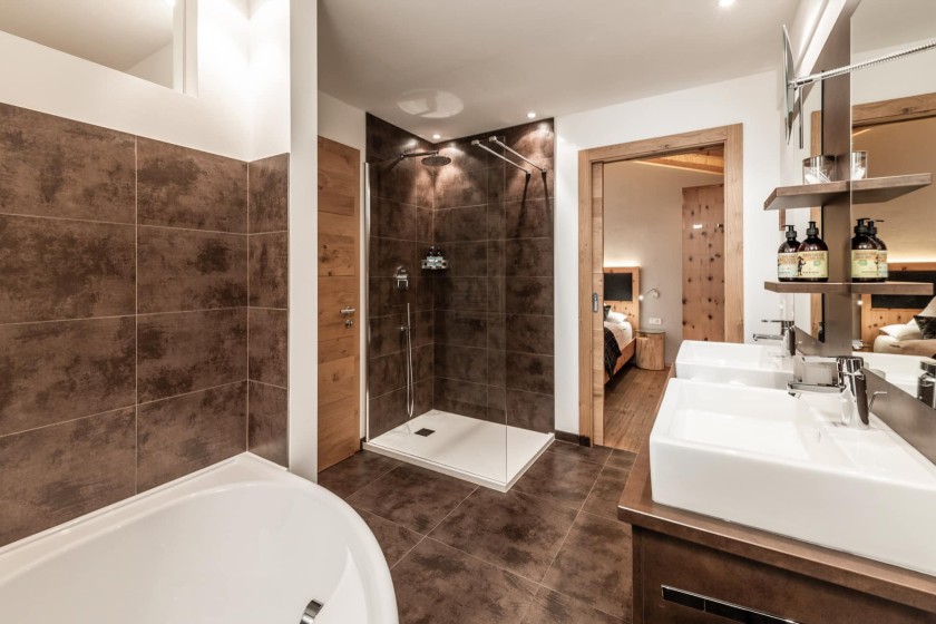 Badezimmer mit Badewanne und Dusche